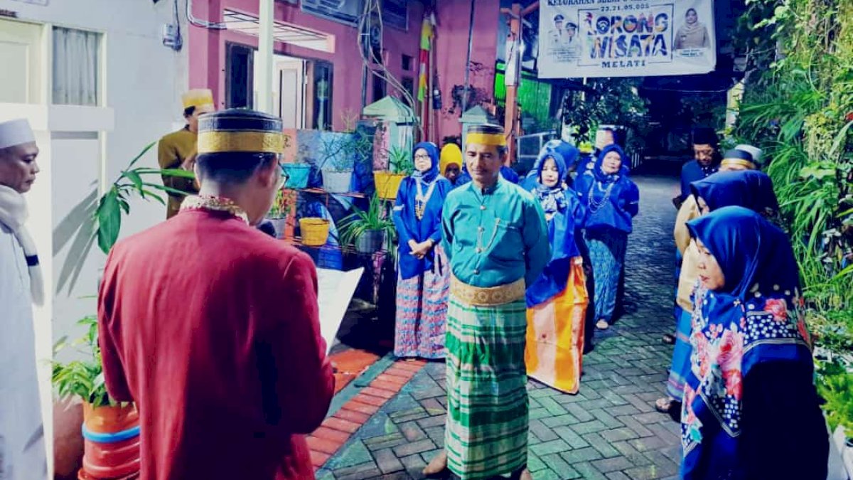 Peringati HUT Kota Makassar, Sekcam Wajo Bersama Pj RT/RW Gunakan Busana Traditional Bugis-Makassar