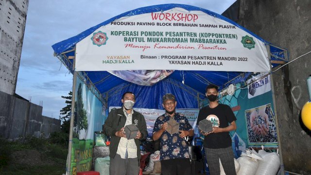Paving blok dari plastik yang dihasilkan pesantren Baytul Mukarromah Mabbarakka (dokumen: istimewa)
