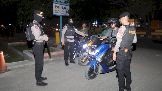 Sejumlah Personil Polres Jeneponto Lakukan Pemeriksaan setiap tamu yang masuk ke Mako Polres Jeneponto (Int)