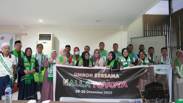 Konsumen pemenang grand prize umroh dari Kalla Toyota (dokumen: istimewa)