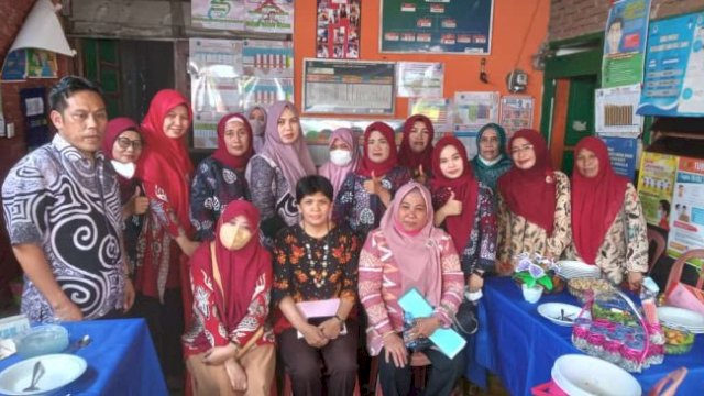 Tim Dinkes Kota Makassar lakukan penilaian Posyandu Dahlia 03 (dokumen: istimewa)