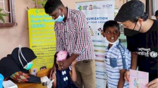 Anak imigran yang dapat imunisasi campak oleh Dinkes Kota Makassar (dokumen: istimewa)