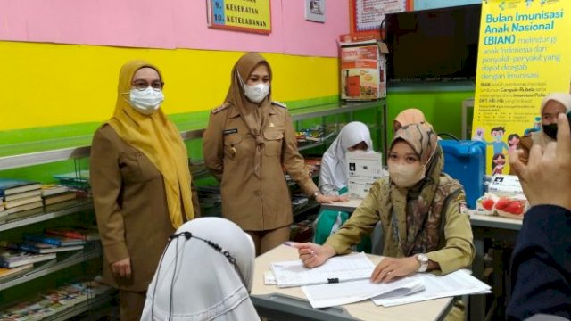 Kadinkes dan Wakil Wali Kota Makassar pantau pelaksanaan BIAN 2022 (dokumen: istimewa)