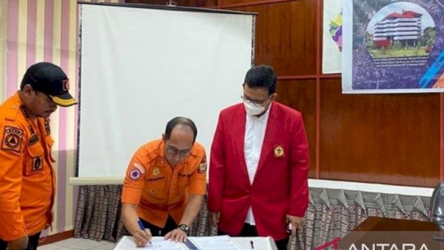 Penandatanganan kerja sama penyusunan RPB oleh BPBD Kota Makassar dan LPPM Unhas (dokumen: istimewa)