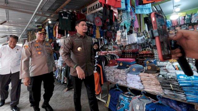 Bupati Gowa Adnan Purichta Ichsan operasi pasar di Sungguminasa (dokumen: istimewa)
