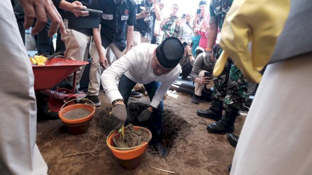 Bupati Gowa Adnan Purichta Ichsan saat melakukan peletakan batu pertama (dokumen: istimewa)