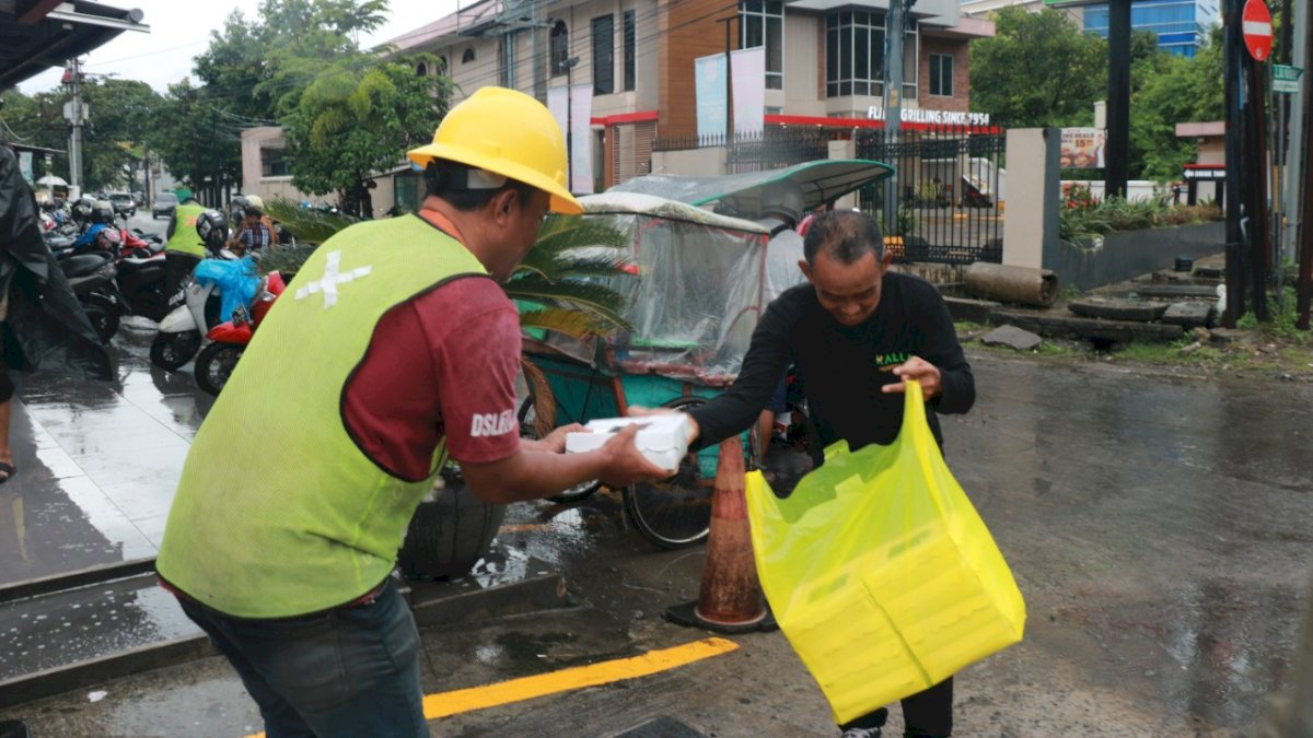 Jelang Akhir Tahun, KALLA Berbagi Salurkan Ratusan Paket Makanan Bagi Masyarakat