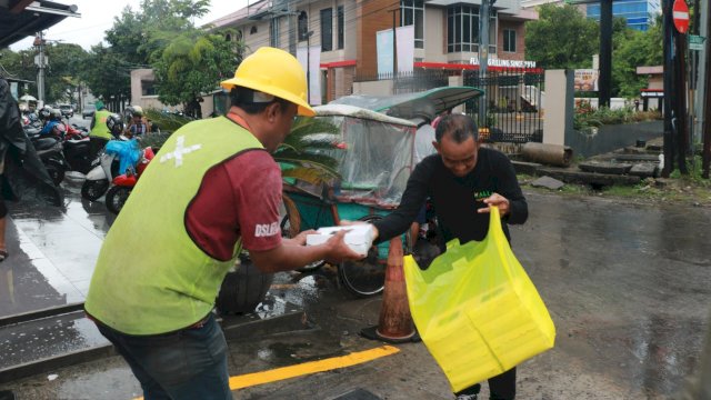 KALLA Berbagi salurkan paket makanan bagi masyarakat di jalan (dokumen: istimewa)