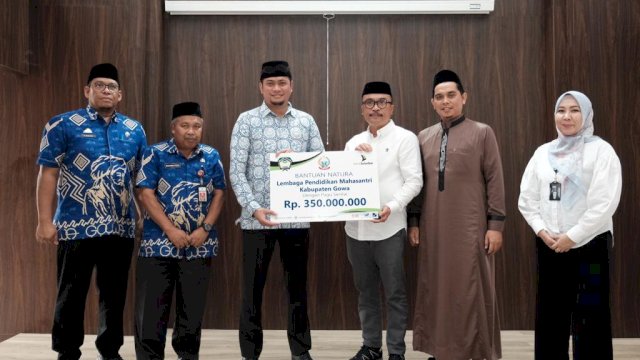 Penyaluran bantuan CSR Bank Sulselbar untuk Lembaga Mahasantri Kabupaten Gowa (dokumen: istimewa)
