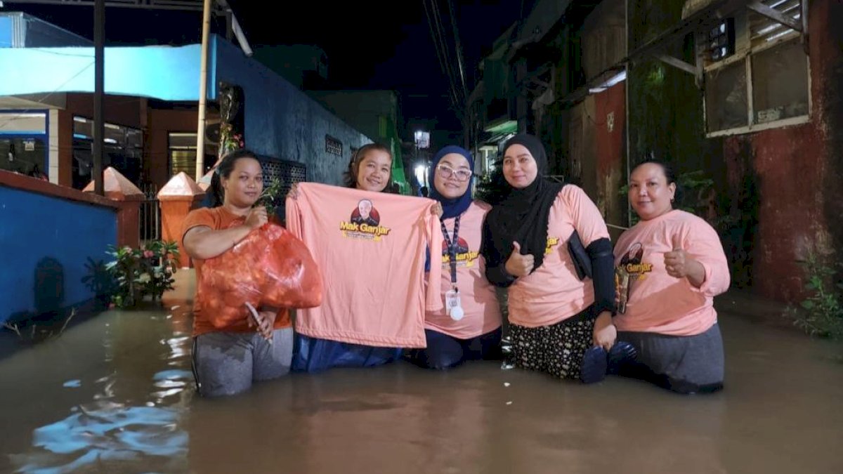 Meski Banjir, Mak Ganjar Bagikan Langsung Bantuan ke Rumah Warga yang Terdampak