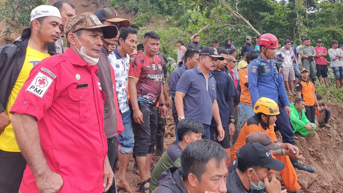 Wakil Bupati Gowa Tinjau Titik Longsor di Kecamatan Parangloe