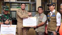 Terima Bantuan dari BNPB, Bupati Adnan Berikan Langsung ke Kecamatan Terdampak Banjir dan Longsor
