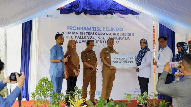 Seremonial penyerahan bantuan sarana air bersih untuk warga Kelurahan Pallengu Kecamatan Bangkala Jeneponto dari Pelindo Regional 4 Makassar (dokumen: istimewa)