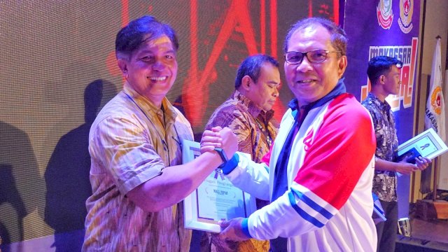 Penghargaan diberikan langsung Wali Kota Makassar Mohammad Ramdhan Pomanto kepada Property Management General Manager KALLA Property, Richard Abraham di Balai Prajurit Jendral M. Yusuf (dokumen: istimewa)