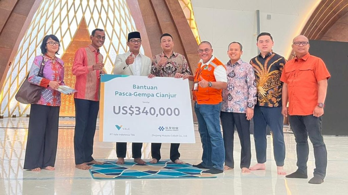 Bantu Pemulihan Korban, PT Vale Indonesia Bersama Huayou Serahkan Donasi Pascagempa Cianjur