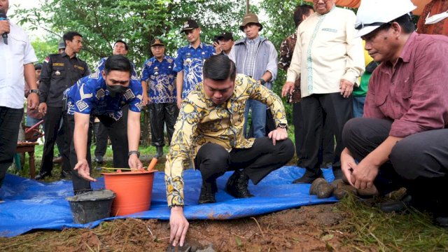 Bupati Gowa Adnan Purichta Ichsan ikut melakukan peletakan batu pertama pembangunan gedung Fakultas Pertanian Universitas Bosowa (Unibos) di Desa Bontoramba Kecamatan Pallangga (dokumen: istimewa)