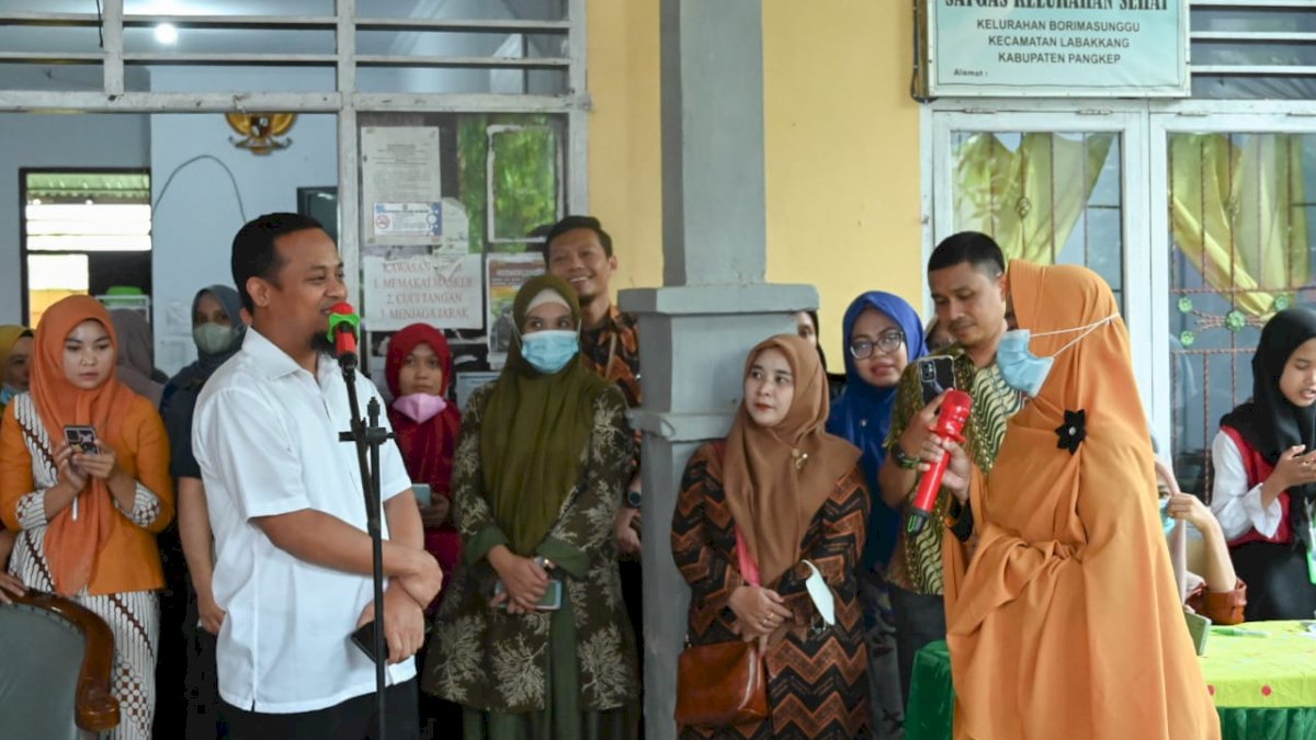 Andi Sudirman Serahkan BLT BBM ke 1275 Orang di Kabupaten Pangkep