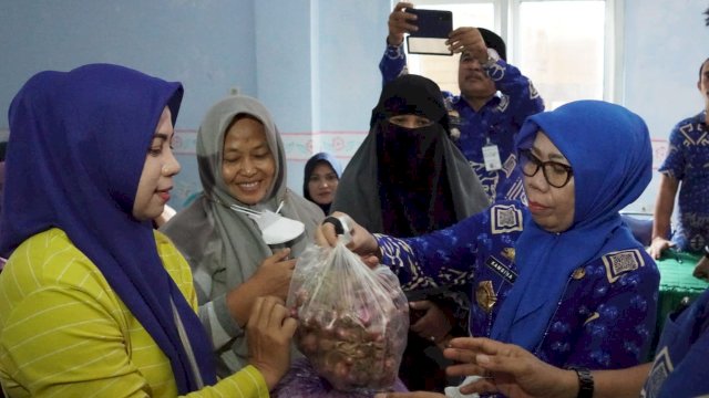 Pemkab Gowa bagi bantuan bahan pokok untuk UMKM (dokumen: istimewa)