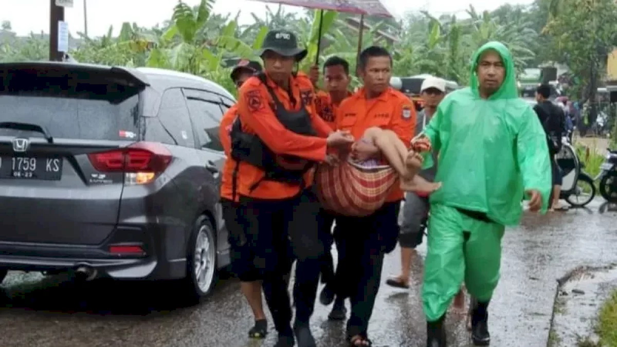 BPBD Makassar Evakuasi Puluhan Warga Terjebak Banjir