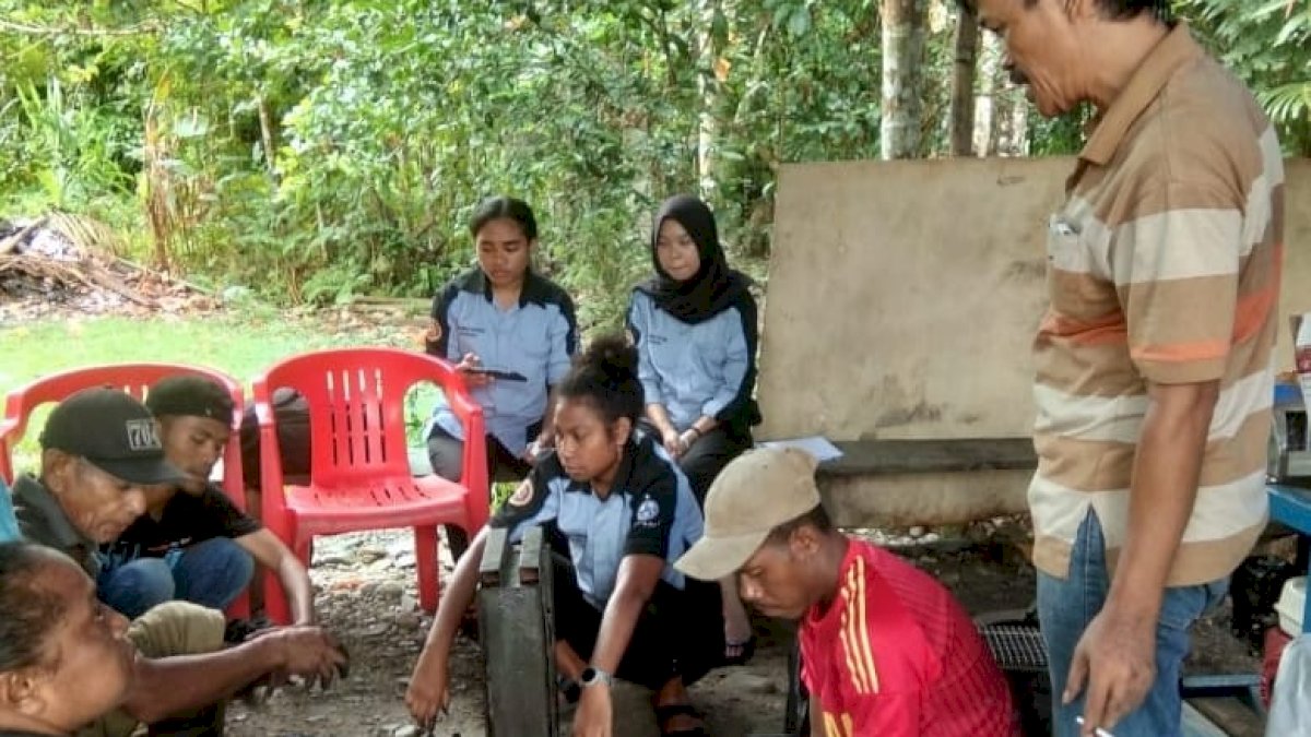 UNM dan UNIPA Edukasi Warga Kabuwo Papua Manfaatkan Ampas Sagu Dibuat Briket