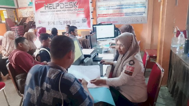 Suasana pelayanan di Kantor KPU Jeneponto (Dedi/sulselsatu)