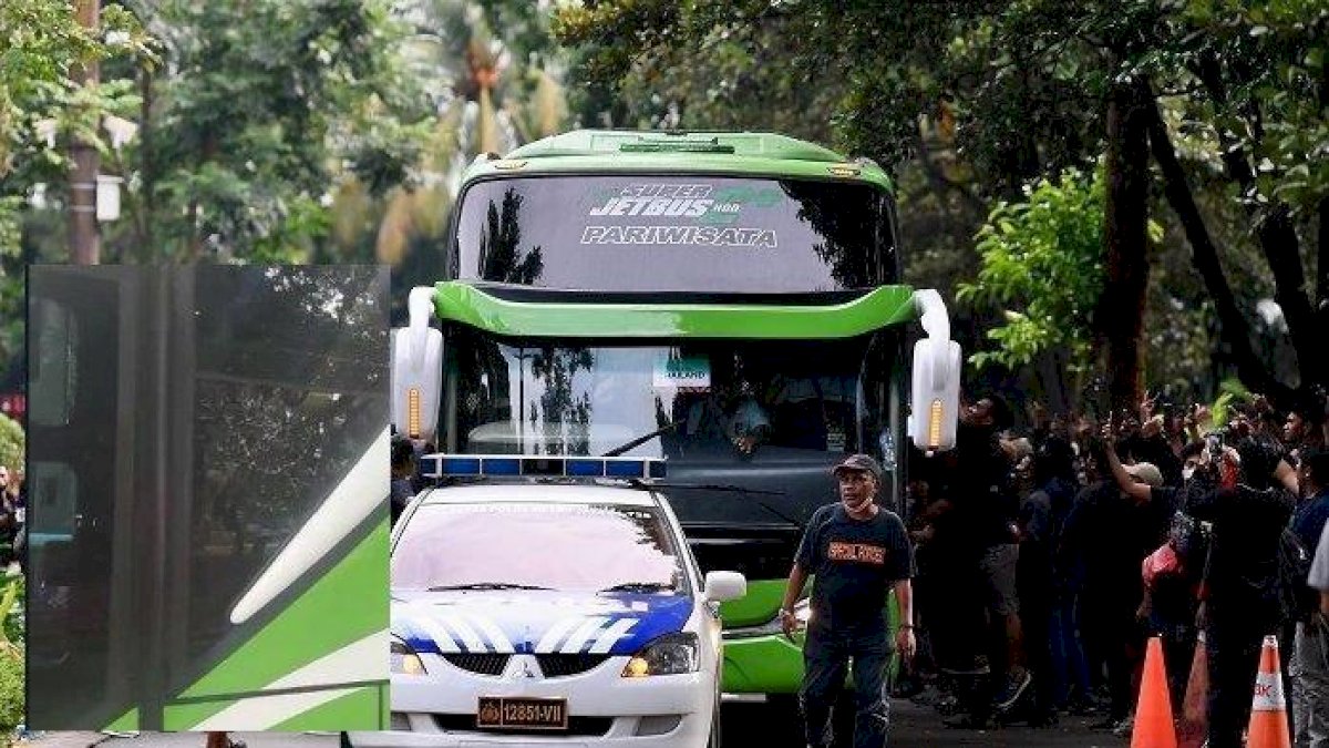 VIDEO:  Bus yang Ditumpangi Timnas Thailand Dilempari Batu OTK, Polisi Kejar Pelaku