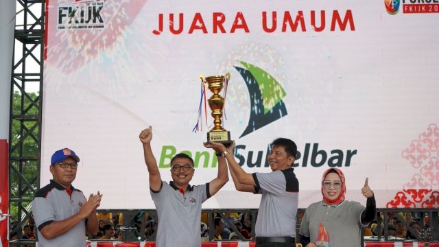 Bank Sulselbar saat menerima piala juara 1 umum di Porseni FKIJK (dokumen: istimewa).