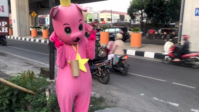 Boneka badut yang kini kian ramai di jalan-jakan Kota Makassar (dokumen: istimewa).