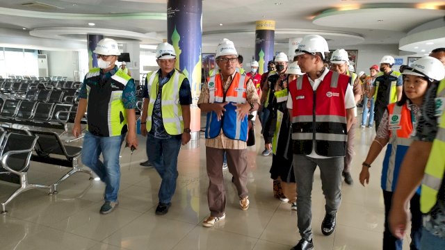  Direktur Pengelola PT Pelabuhan Indonesia (Persero) Putut Sri Muljanto mengunjungi Terminal Penumpang Anging Mammiri Pelabuhan Makassar untuk memantau kesiapan Pelindo Regional 4 Makassar dalam menghadapi arus mudik Natal 2022 dan Tahun Baru 2023 (dokumen: istimewa).