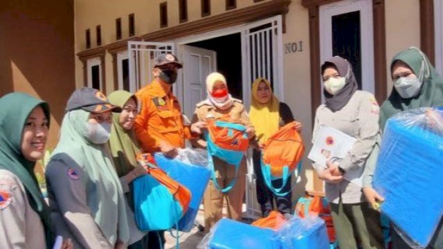 BPBD Kota Makassar salurkan bantuan untuk korban kebakaran di Jalan Rappokalling (dokumen: istimewa).