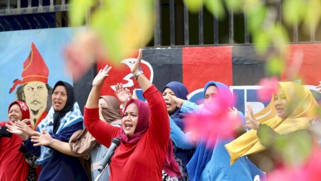 Dinas Kominfo Kota Makassar games bersama ibu rumah tangga di Lorong Wisata Taranto (dokumen: istimewa).