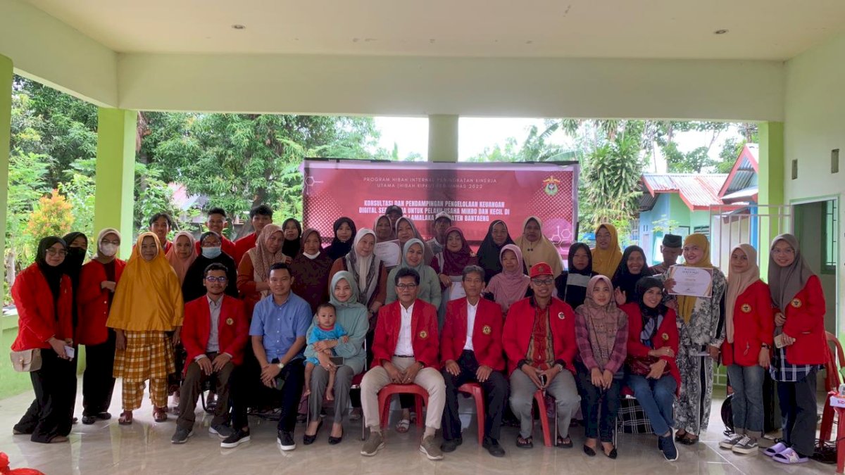 FEB-UNHAS Gelar Literasi Keuangan Pelaku UMK di Lamalaka Bantaeng