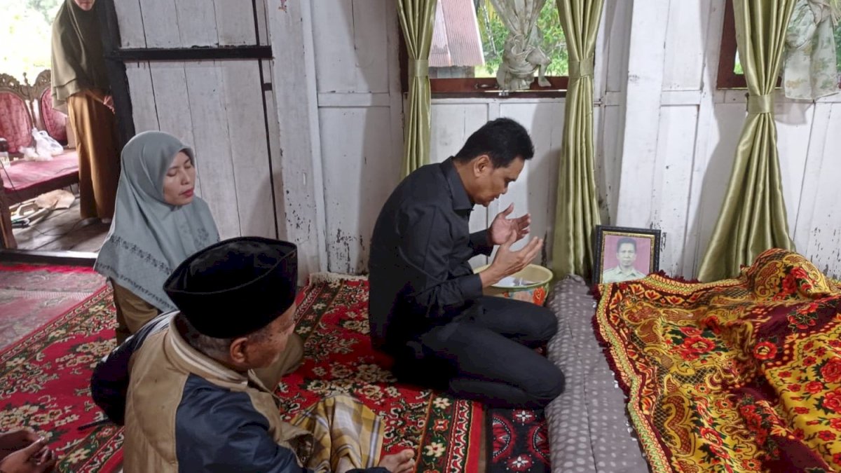 Bupati Barru dan Istri Hadir Melayat dan Mendoakan Orang Tua Staf DPMDPPKBPPPA yang Berpulang