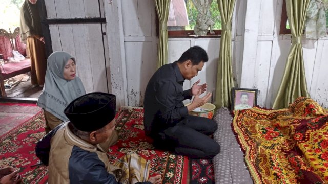 Bupati Barru Suardi Saleh bersama Ketua TP PKK Hasnah Syam melayat kerumah duka Almarhum Andi Russa purna bakti PU Pengairan, di Jalan Anggrek Maruala, Kelurahan Sumpang Binangae, Kecamatan Barru (dokuemn: istimewa).