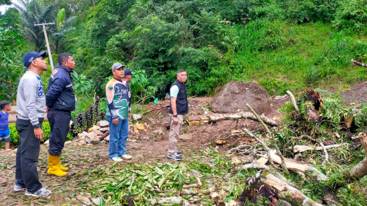 Sekda Barru Pantau Kondisi Tanah Lonsor di Kecamatan Tanete Riaja