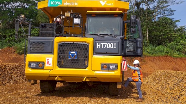 Yulianti Marcelina, operator truk listrik pertama PT Vale Indonesia di Sorowako Luwu Timur Sulsel (Sri Wahyu Diastuti / Sulselsatu.com).