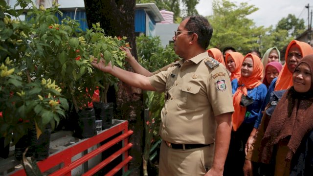 Danny Pomanto saat berkunjung ke salah satu Longwis di Makassar (dokumen: istimewa).