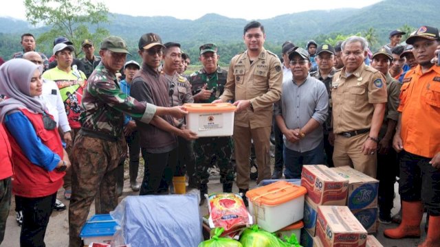 Bupati Gowa Adnan Purichta Ichsan meninjau longsor sekaligus memberikan bantuan kepada korban terdampak longsor (dokumen: istimewa).