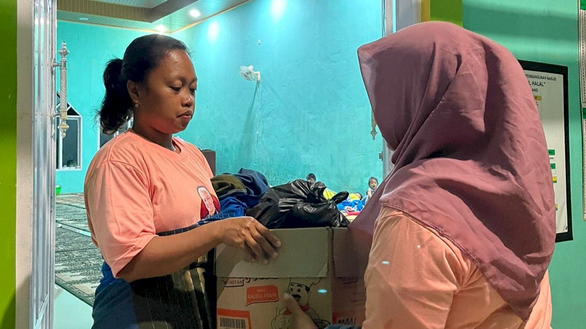 Jalan Terjal dan Berbukit Tak Sulutkan Mak Ganjar Sulsel Bantu Korban Longsor di Gowa