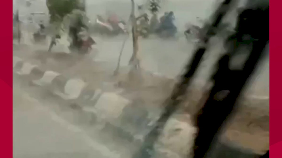 VIDEO: Hujan Deras dan Angin Kencang di Makassar, Bikin Pengendara Motor Tak Berkutik