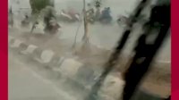 VIDEO: Hujan Deras dan Angin Kencang di Makassar, Bikin Pengendara Motor Tak Berkutik