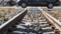 VIDEO: Mobil Mogok di Tengah Rel Kereta Api, Warga Ramai-ramai Bantu Dorong