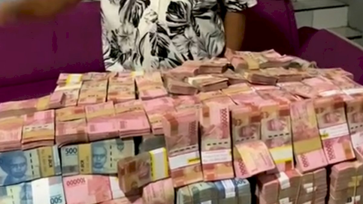 VIDEO: Viral, Staf Ahli Kantor Bupati Deli Serdang Pamer Uang Miliaran