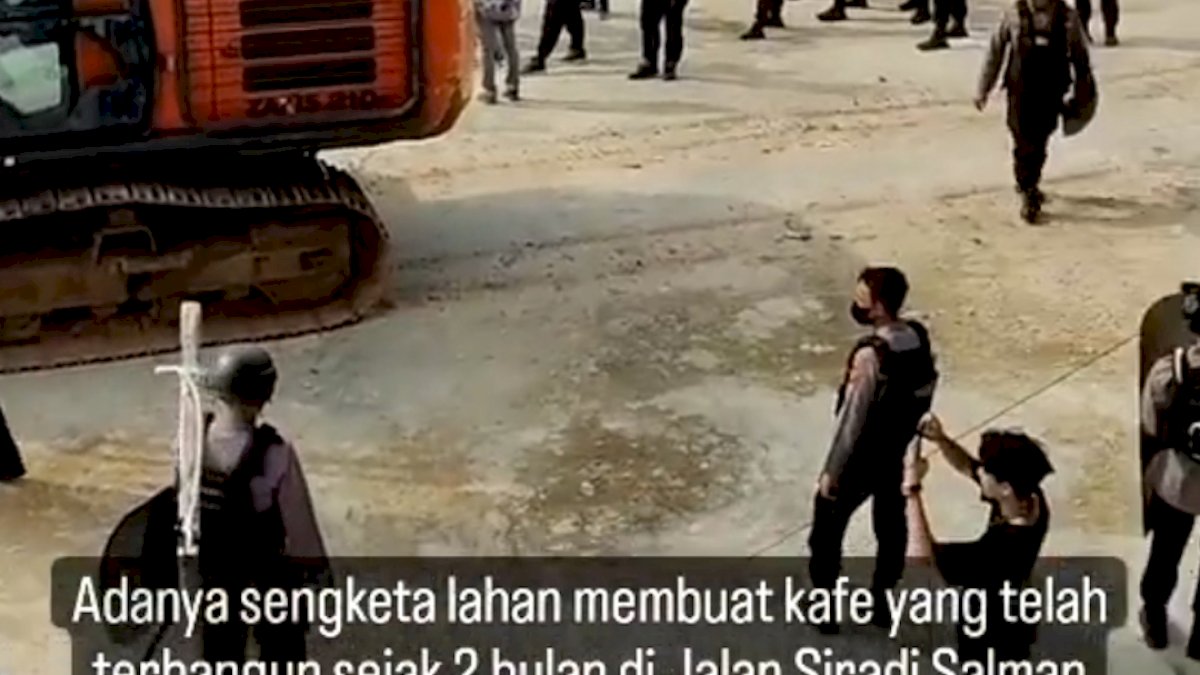 VIDEO:Sengketa Lahan, Dua Kafe yang Baru Beroperasi 2 Bulan Dirobohkan dengan Alat Berat