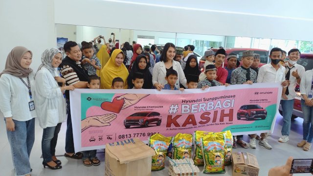 Hyundai Sungguminasa berbagi kasih bersama anak panti asuhan dengan membagikan paket sembako (Sri Wahyu Diastuti / Sulselsatu.com)
