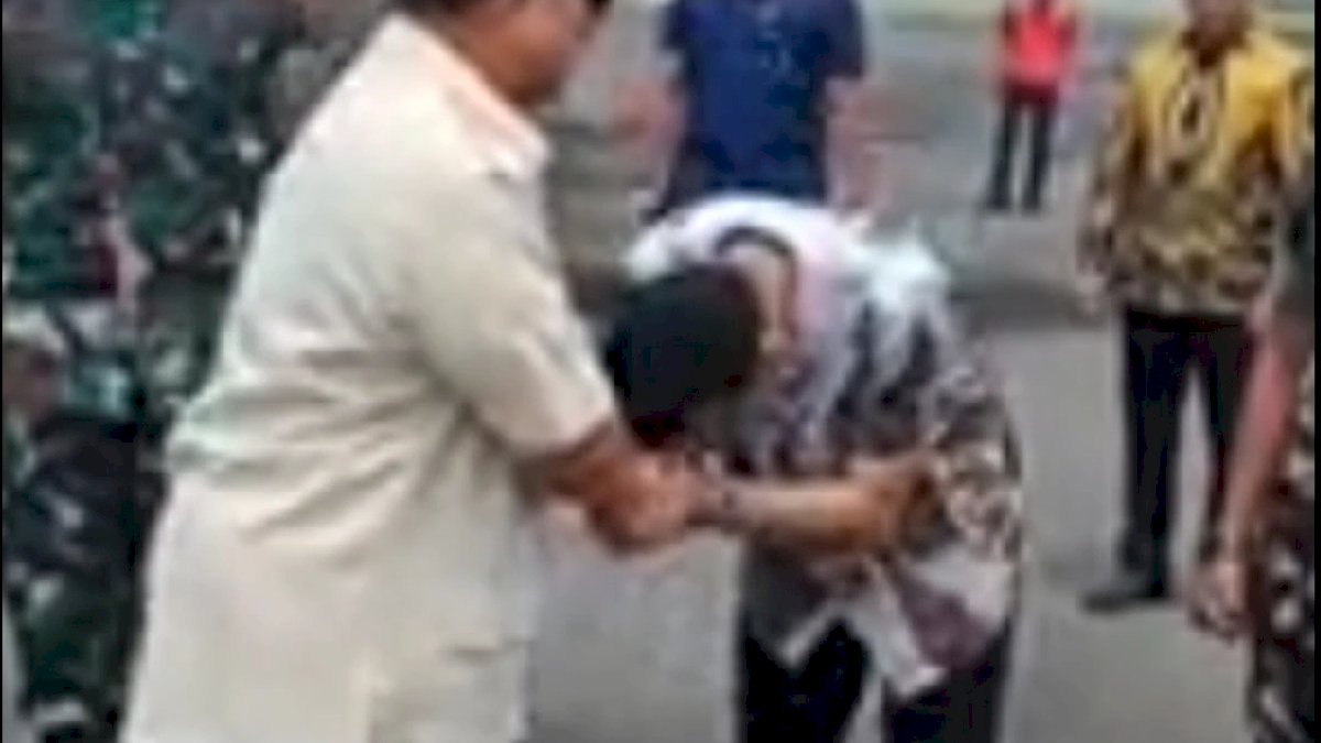VIDEO: Momen saat Gibran Menunduk 2 Kali Saat Salami Prabowo Subianto