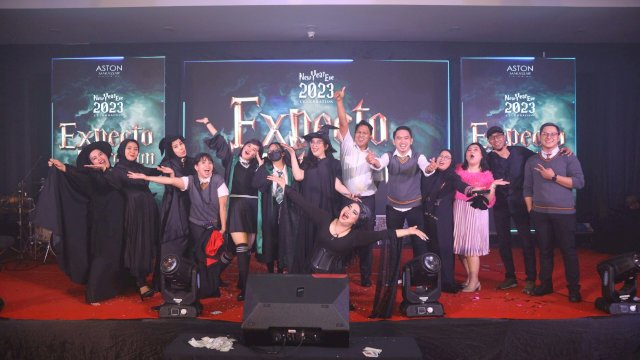 Manajemen ASTON Makassar Hotel yang bersuka cita usai perayaan malam tahun baru 2023 sukses digelar (dokumen: istimewa)