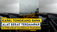 VIDEO: Kapal Tongkang Bawa Alat Berat Terdampar di Perairan Mandalle Pangkep