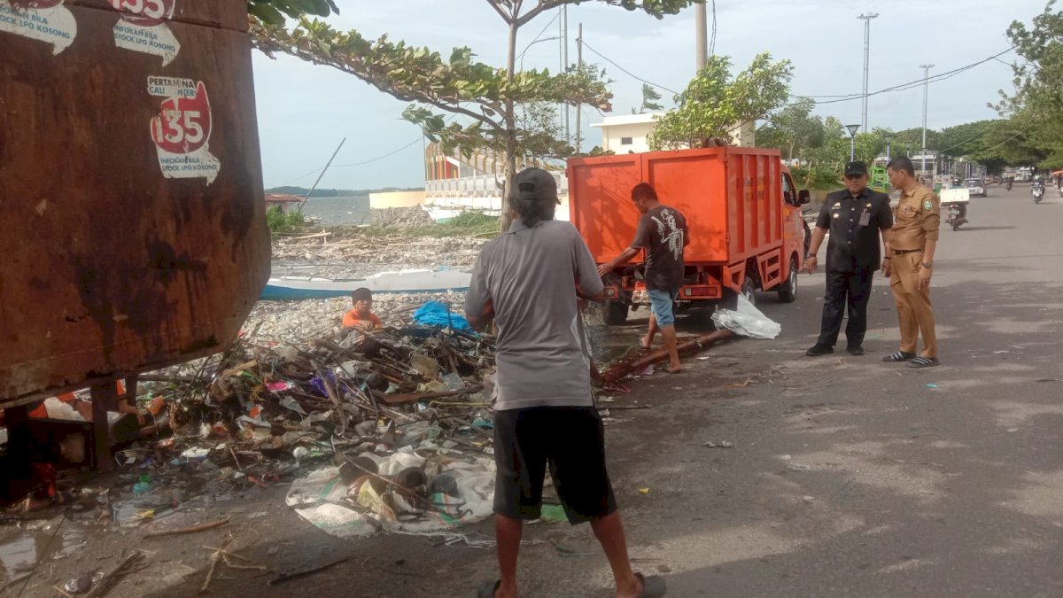 Tumpukan Sampah di Pesisir Pantai Cempae Parepare