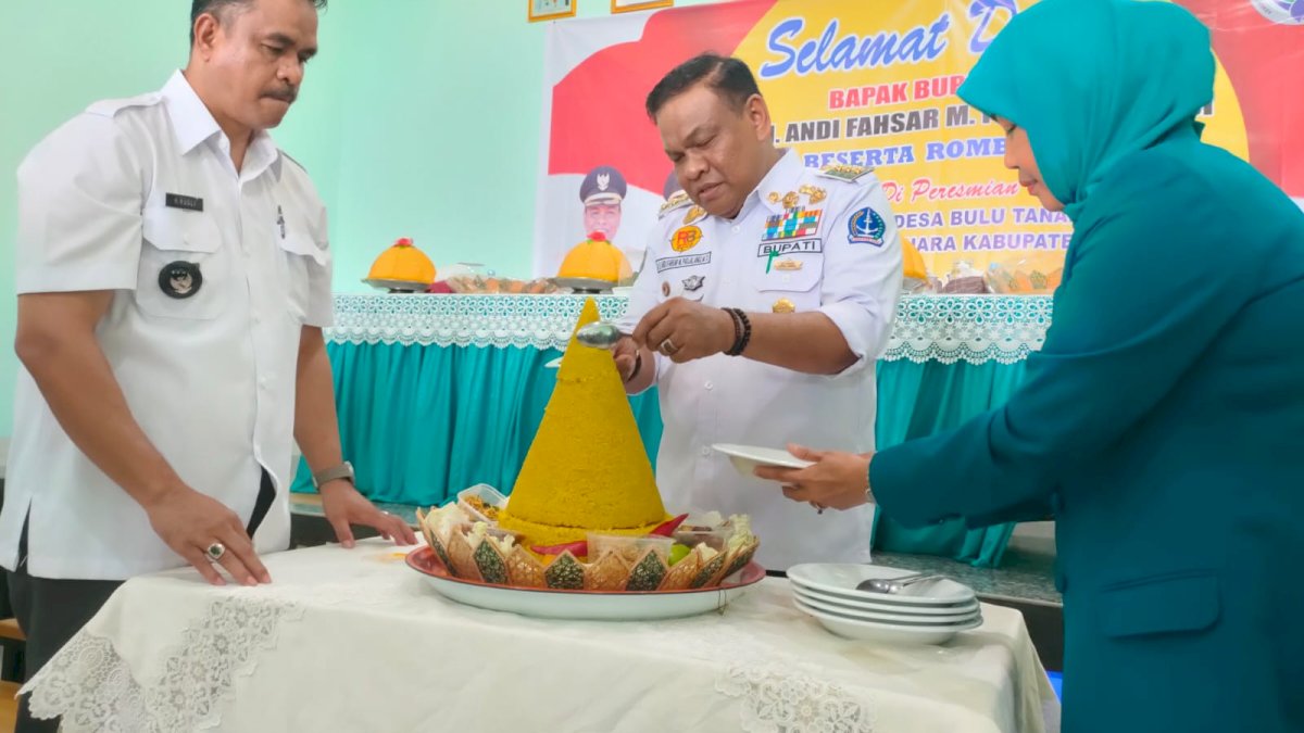 Pakai Dana Pribadi Bangun Kantor Desa Bulu Tanah, Bupati Bone Apresiasi H Rusli